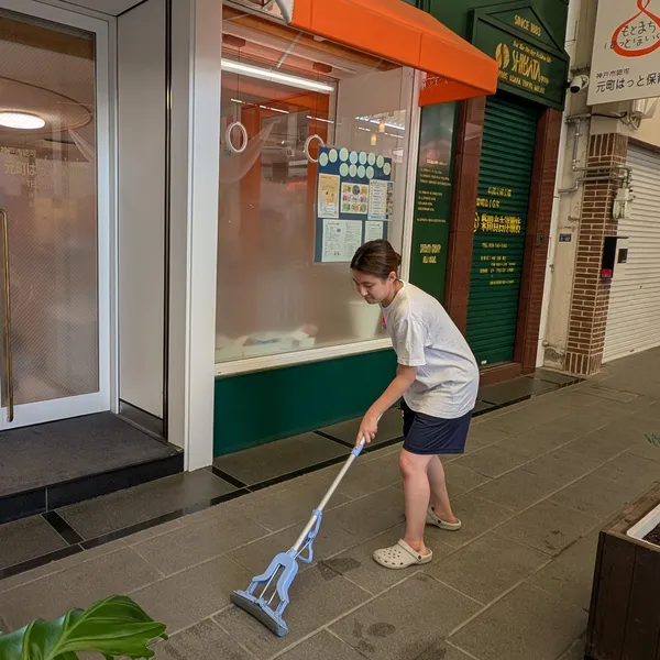 開園前に店先を清掃する職員（元町はっと保育園）