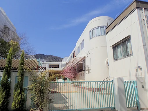 なかはらこども園の外観（丸窓の塔が目印）