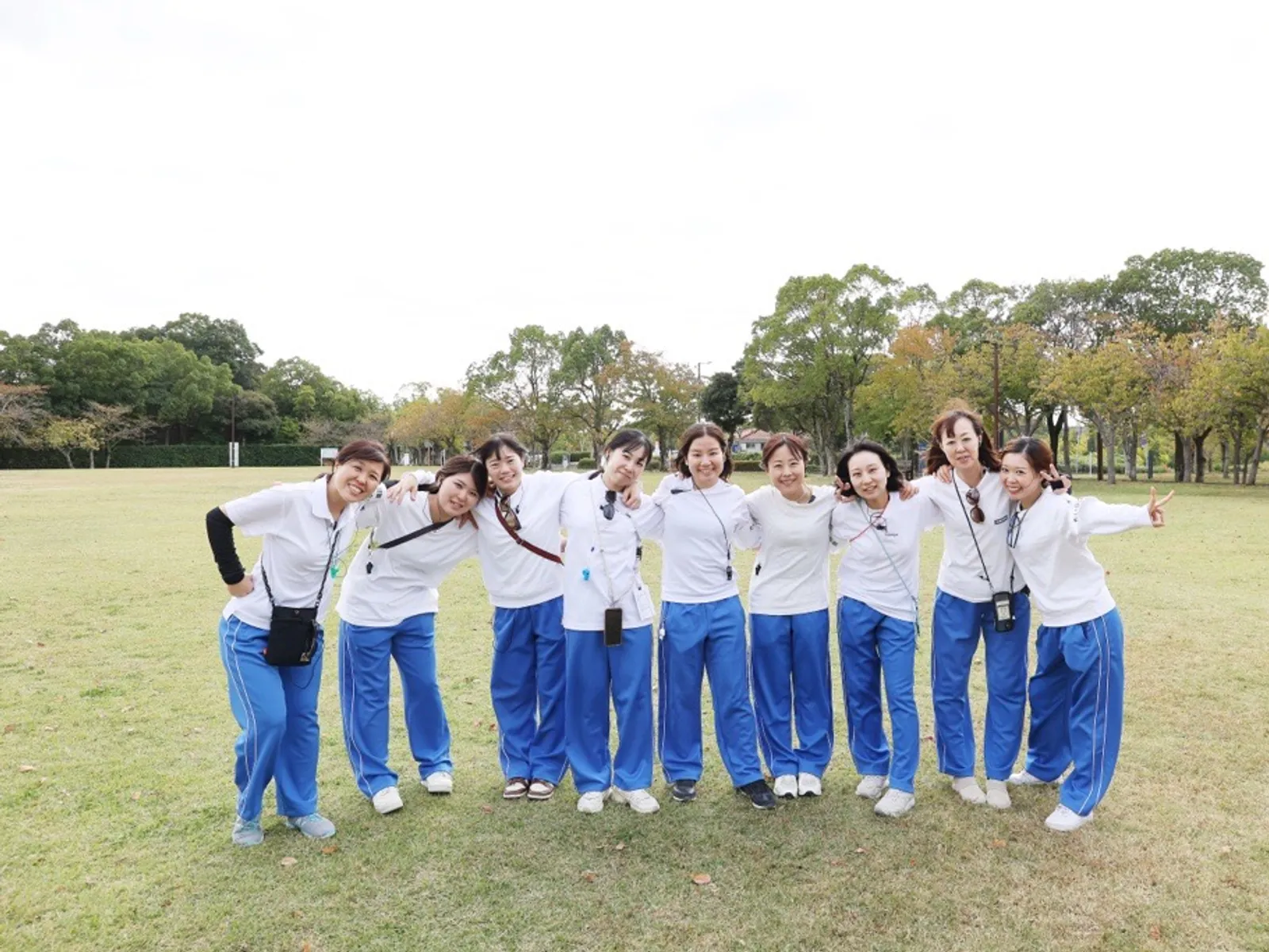 芝生の広場に並ぶだいな幼児園の職員のみなさん