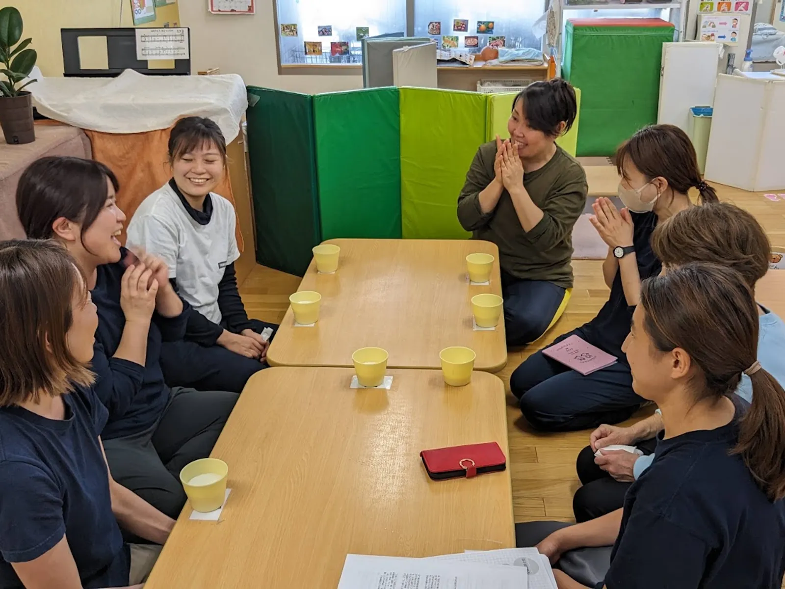 職員のようす(PC: お茶を囲んで談笑する職員/スマホ: 笑顔の職員)