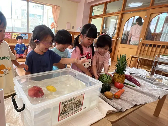果物を観察する子どもたち（なかはらこども園）