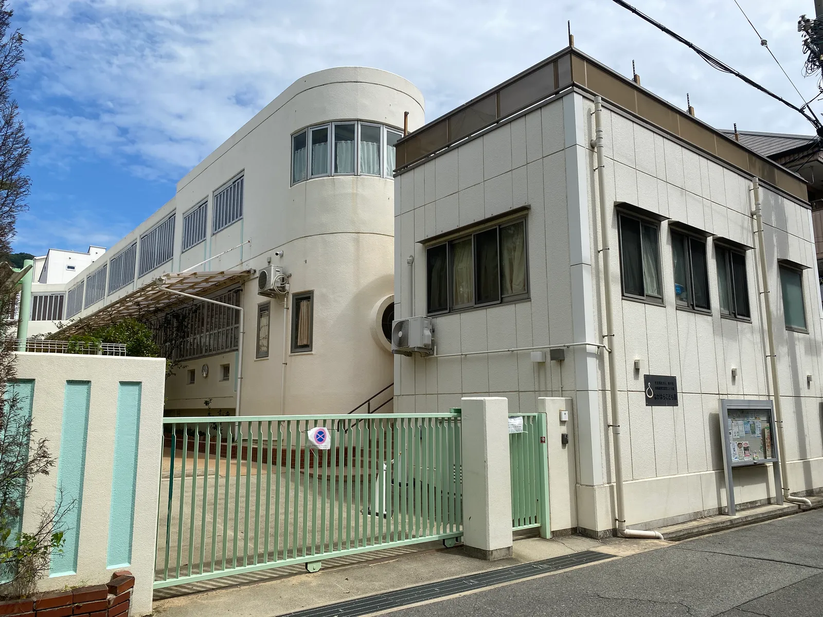 丸窓の塔が目印のなかはらこども園 園舎